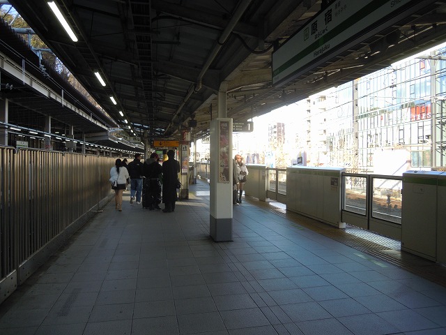 �n���S�̉w

AI �����R���e���c�͌����܂މ\��������܂��B