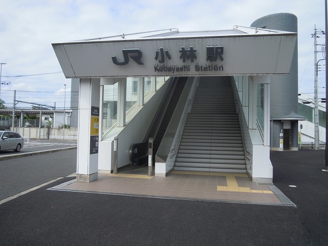 建物の壁に取り付けられた道路標識
低い精度で自動的に生成された説明