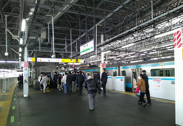 駅のホームに立つ人々
AI によって生成されたコンテンツは間違っている可能性があります。