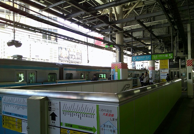 駅のホーム
AI によって生成されたコンテンツは間違っている可能性があります。