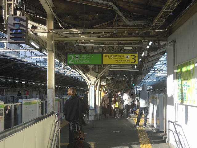 地下鉄の駅
AI によって生成されたコンテンツは間違っている可能性があります。