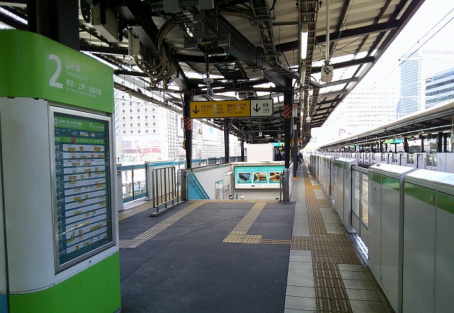 駅のホーム
AI によって生成されたコンテンツは間違っている可能性があります。