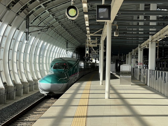 駅のホーム
AI によって生成されたコンテンツは間違っている可能性があります。