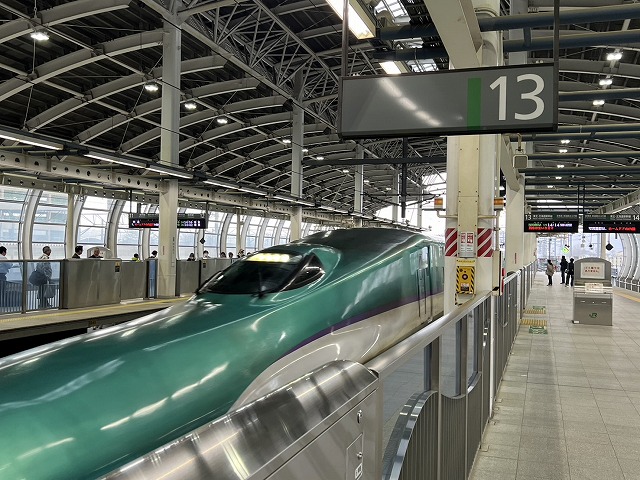 駅のホームに停車している電車
AI によって生成されたコンテンツは間違っている可能性があります。